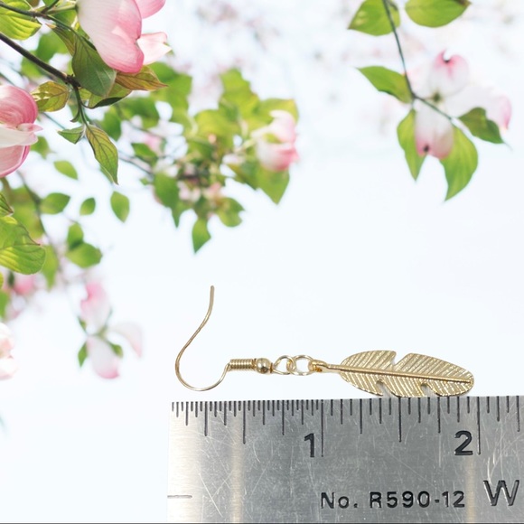 6 Pair of Fashion Earrings - Picture 5 of 8